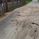Warga Keluhkan Jalan Poros Desa Rusak Dan Licin Saat Turun Hujan Di Desa Kalangsurya Kecamatan Rengasdengklok