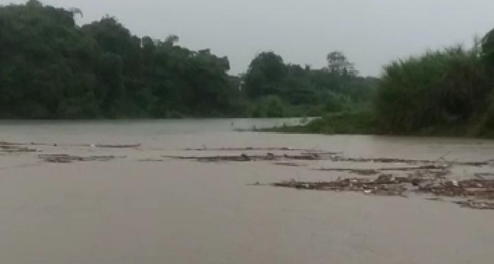 Team Kerja Masyarakat Siaga Bencana (TKSMB) Bersama Masyarakat Pantau Wilayah Potensi Banjir Dampak Kenaikan TMA Sungai Cileungsi dan Kali Bekasi.