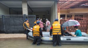 Polda Metro Jaya bersama Tim SAR berhasil melakukan evakuasi (Lintsbatas.news)