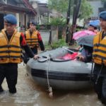 Tim SAR Brimob Evakuasi Penderita Kanker Dan Ibu Hamil di Tengah Banjir Duren Villa Ciledug