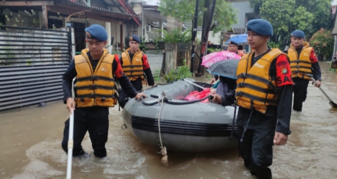 Tim SAR Brimob Evakuasi Penderita Kanker Dan Ibu Hamil di Tengah Banjir Duren Villa Ciledug