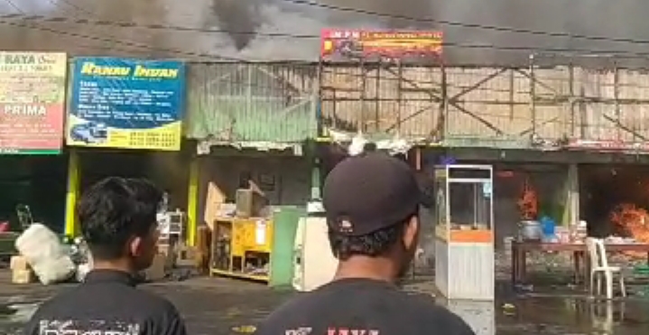 Diduga Akibat Kebocoran Gas, Sejumlah Kios Terbakar Di Terminal Bekasi