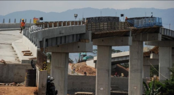 Komplotan Pemuda Curi 100 Batang Besi Bantalan Kereta Cepat di Karawang