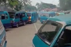 Puluhan angkot aksi demo di terminal Tanjungpura Karawang (Lintasbatas.news)