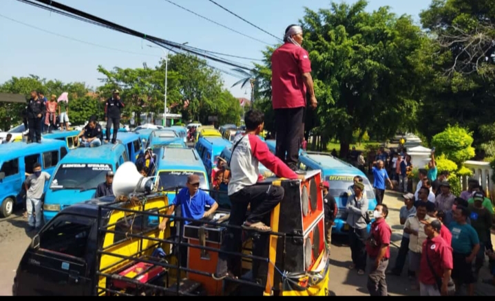 Sopir Angkot Gelar Unjuk Rasa