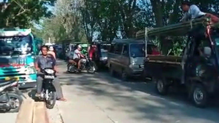 Proyek Pelebaran Jalan Sebabkan Macet Panjang Setiap Sore di Depan Kecamatan Kutawaluya