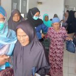 Mahasiswa KKN UBP, Bhakti sosial dengan membagikan paket sembako. (Lintasbatas.news)