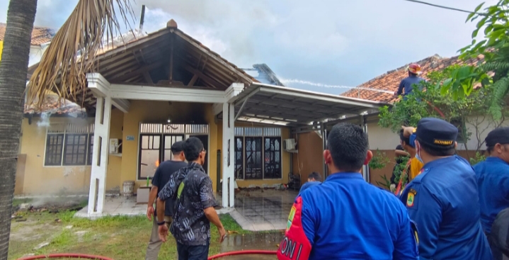 Lagi Lagi, Si Jago Merah Kembali Ngamuk Rumah Warga Di Karangpawitan Karawang