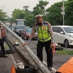 Truk tabrak tiang hingga roboh. (Lintasbatas.news)