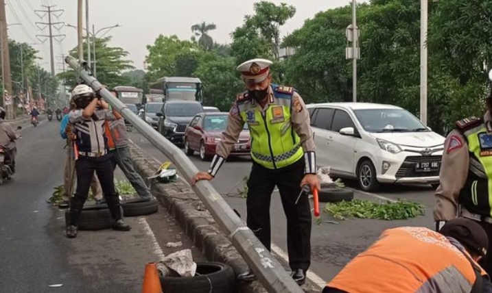 Truk Tabrak Tiang Penerangan Jalan Hingga Roboh di Bekasi