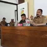 Camat Cibuaya, sedang rapat minggon. (Lintasbatas.news)