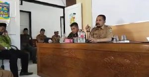 Camat Cibuaya, sedang rapat minggon. (Lintasbatas.news)