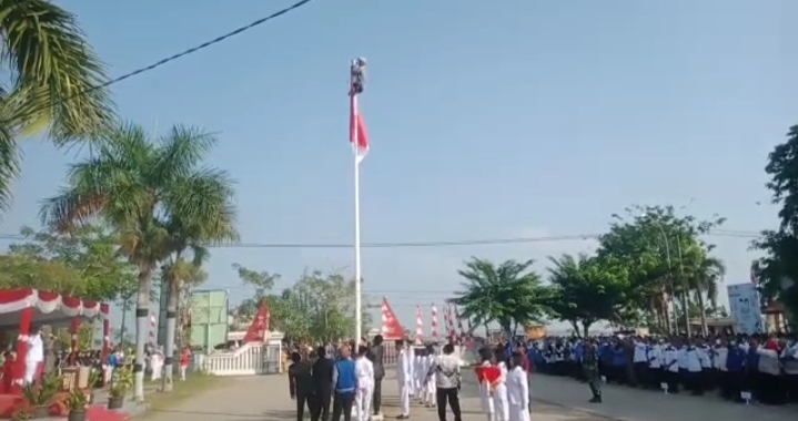 Aksi Heroik Petani Naikan Bendera Dikala Upacara HUT RI Ke 77