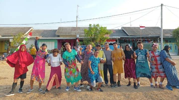 Seru! Warga Perum Kalangsari Indah Ikuti Lomba Sepak Bola Pakai Daster, Semarak HUT ke-77 RI