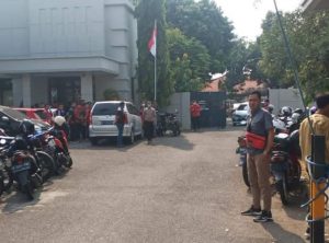 Seorang pria tewas tergantung d area gudang Jarum Super Karawang (Lintasbatas.news)