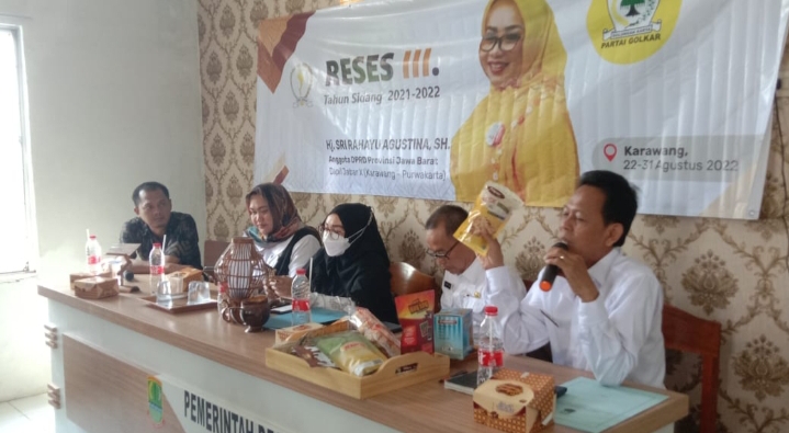 Perkenalkan Produk UMKM pada Masyarakat di Reses Mak Sri Rahayu Agustina