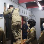 Satpol PP Karawang menggelar razia ke sejumlah tempat kos. (Lintasbatas.news)