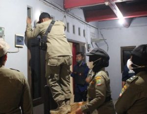 Satpol PP Karawang menggelar razia ke sejumlah tempat kos. (Lintasbatas.news)