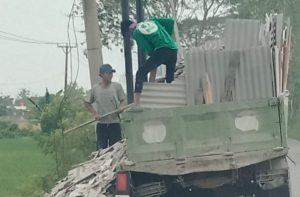 Limbah asbes di buang oknum tidak dikenal di depan kecamatan Kutawaluya (Lintasbatas.news)