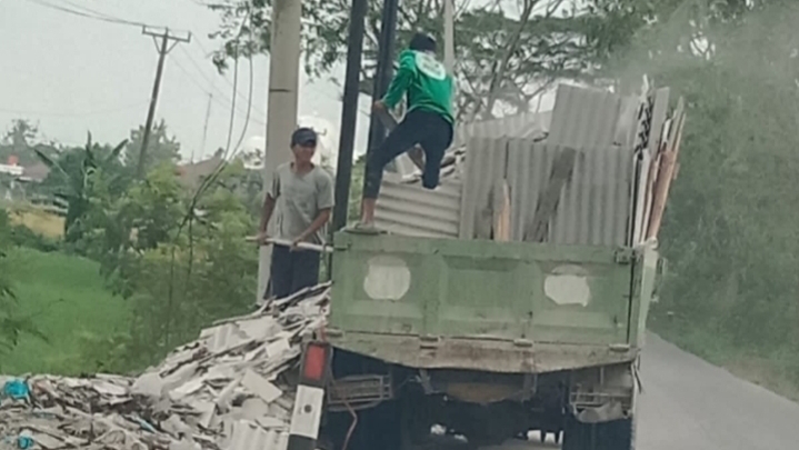 Limbah Asbes di Buang Depan Kecamatan Kutawaluya Oleh Oknum Tidak Dikenal