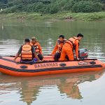 Tim SAR melakukan pencarian anak tenggelam. (Lintasbatas.news)