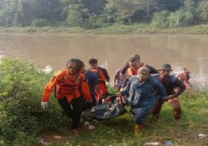 Tim SAR Karawang, temukan korban tenggelam. (Lintasbatas.news)