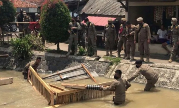 Satpol PP Bongkar Puluhan Bangunan Liar di Atas Lahan Irigasi