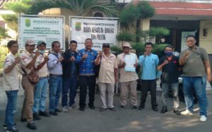 Pengurus SWI Karawang bersama Kesbangpol. (Lintasbatas.news)