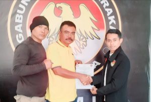 Serah terima SK DPC GMI Kabupaten Karawang. (Lintasbatas.news)