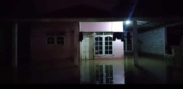 Meski Banjir Warga Masih Tetap Bertahan