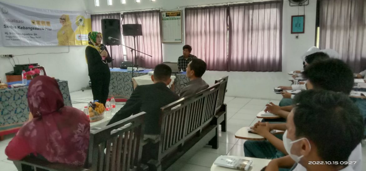 Anggota DPRD Jawabarat Fraksi Golkar Menggelar Sketsa 4 Pilar Kebangsaan di SMAN 3 Karawang.