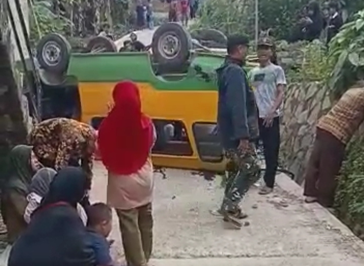 Mobil Rombongan Pelayat Terguling di Karawang, 1 Orang Tewas