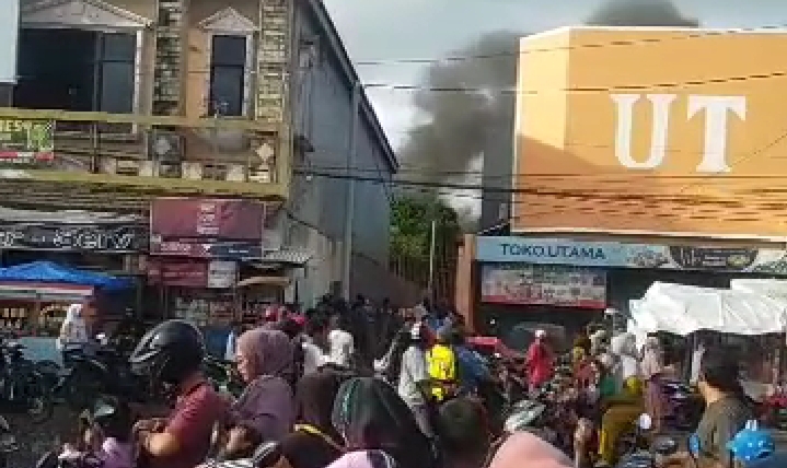 Sebuah Toko Pakaian di Rengasdengklok Terbakar