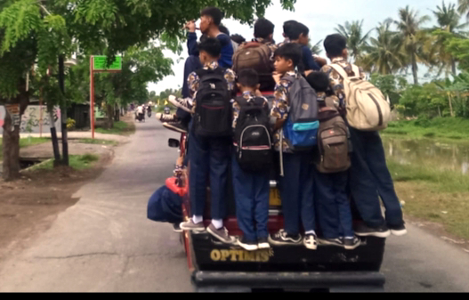 Duh, Bahaya! Pelajar di Karawang Naik di Atap Mobil