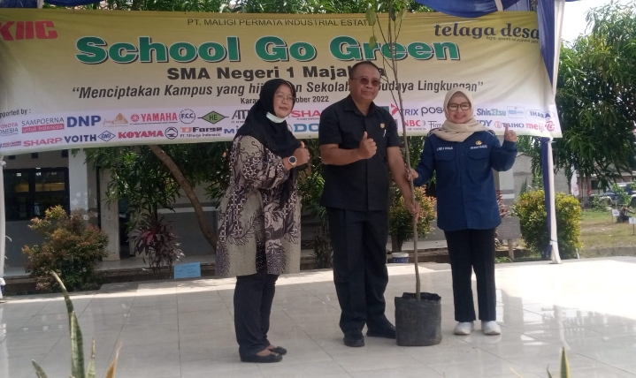 Gerakan Program Penghijauan School Go Green di Lingkungan Pendidikan