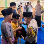 Satlantas membagikan Kitab Al-Qur'an, paket sembako dan mukena kepada anak-anak yatim. (Lintasbatas.news)