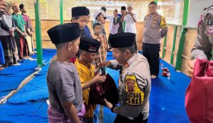 Satlantas membagikan Kitab Al-Qur'an, paket sembako dan mukena kepada anak-anak yatim. (Lintasbatas.news)