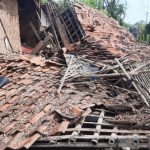 Hujan Disertai Angin Kencang Ambrukan Rumah Warga Kutaraja