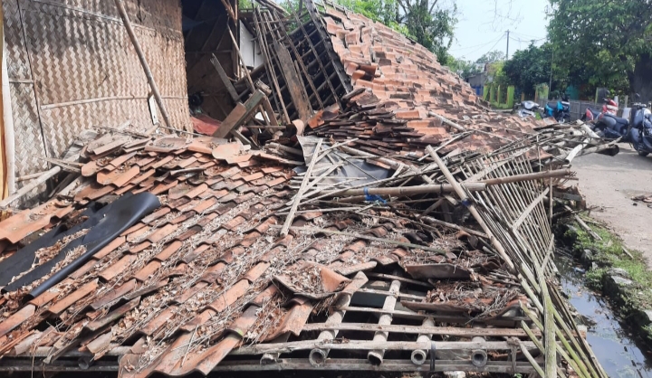 Hujan Disertai Angin Kencang Ambrukan Rumah Warga Kutaraja