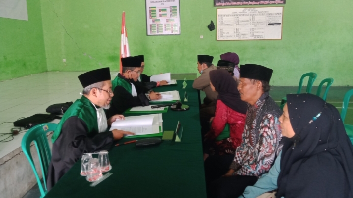 Sidang Itsbat Nikah di Luar Gedung Pengadilan Agama Karawang