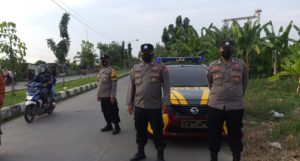 Anggota Polsek Rengasdengklok giat patroli. (Lintasbatas.news)