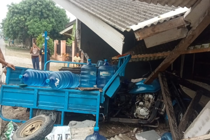 Warung Diseruduk Cator Hingga Roboh