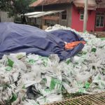 Bau Busuk Limbah Karung Resahkam Warga