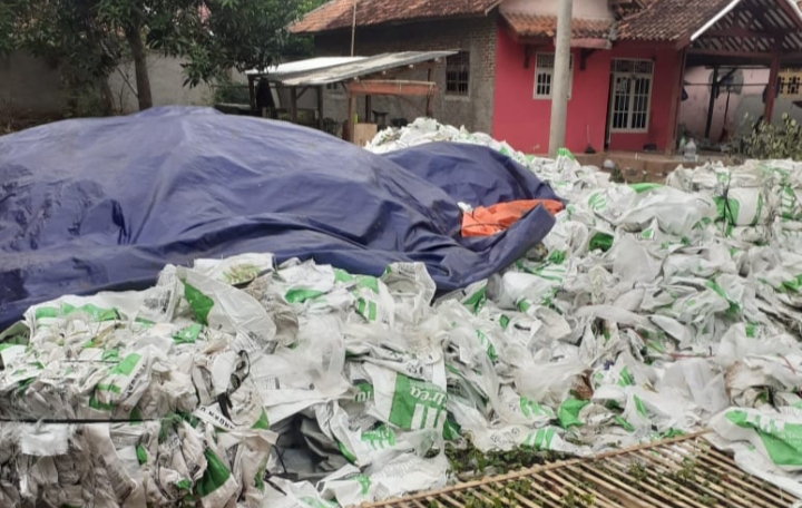 Bau Busuk Limbah Karung Resahkam Warga