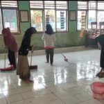 Guru dan Siswa SDN Karangligar 1, Bersihkan Lingkungan Sekolah Pasca Banjir