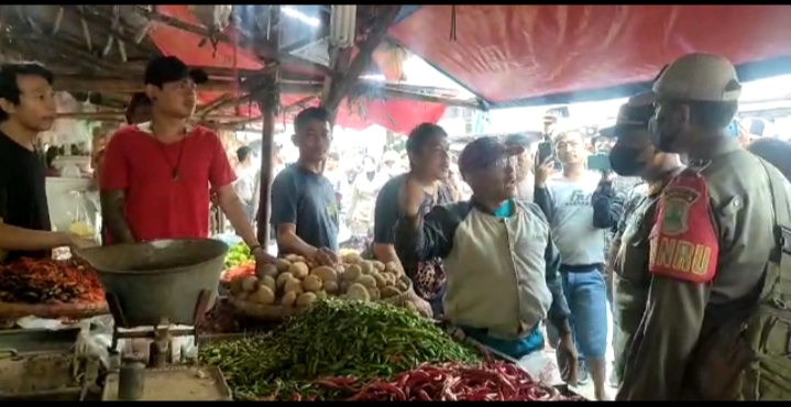 Bersi tegang Pemkab Karawang Dengan Pedagang Kaki Lima