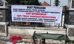 Bukti protes PKL kepada Bupati Karawang. (Lintasbatas.news)