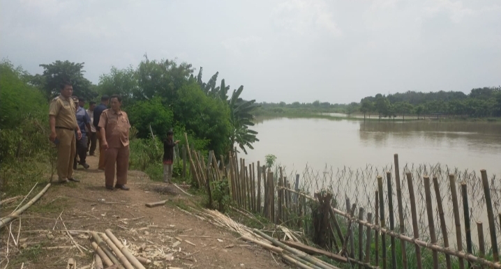 Tinjau Lokasi Tanggul Citarum Yang Longsor