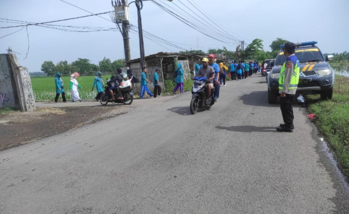 Polsek Pedes Lakukan Pengamanan Jalan Santai HUT PGRI ke -77