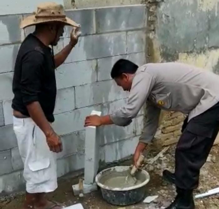 Bukti Polri Dekat Dengan Masyarakat, Bhabinkamtibmas Polsek Pedes Bantu Warga Bangun Rumah